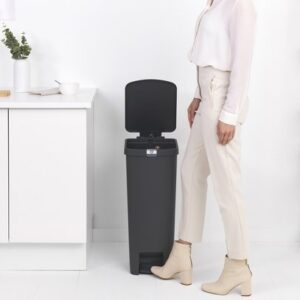 Brabantia StepUp Afvalemmer - 40 l - Donkergrijs